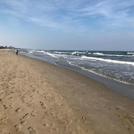 On The Adriatic Beach Tra Venezia Ferrara E Ravenna Sulla Spiaggia Della Riviera Adriatica Llido Degli Estensi Luaran gambar